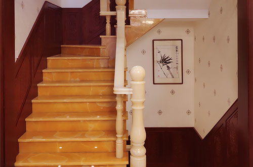 大通中式别墅室内汉白玉石楼梯的定制安装装饰效果