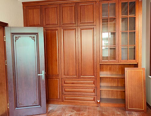 大通中式家庭装修里定制的实木衣柜效果图